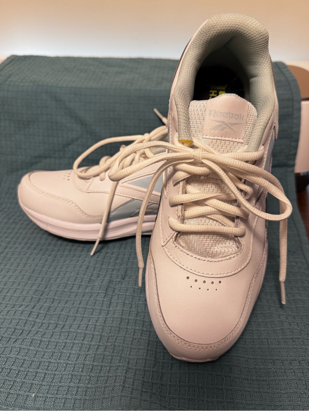 Women’s Reebok - Picture 2 of 5